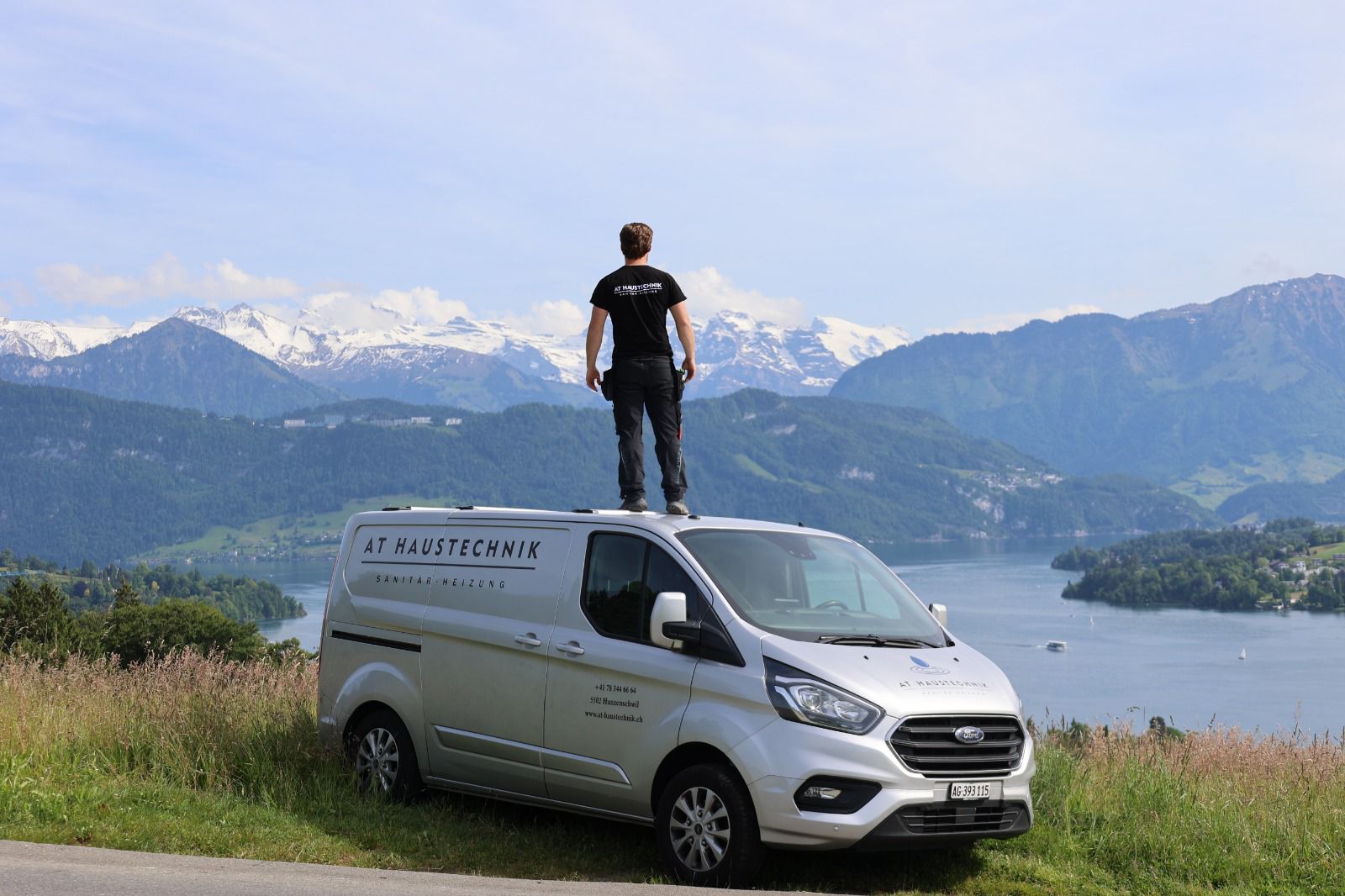AT Haustechnik Fahrzeug vor Bergpanorama
