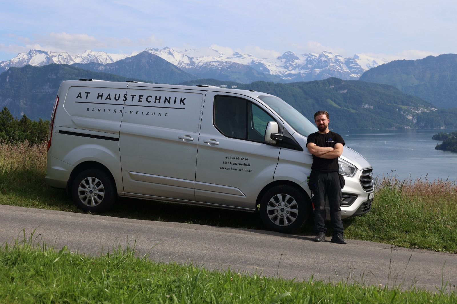 Ajdin Ticevic vor dem AT Haustechnik Fahrzeug